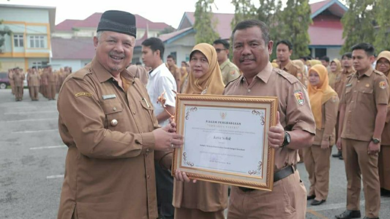 Zul Elfian Serahkan