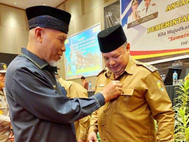 Gubernur Mahyeldi Sematkan Pin
