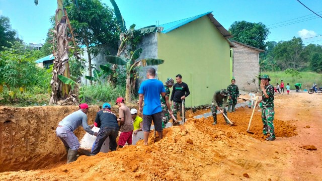 Satgas TMMD Bersama Masyarakat