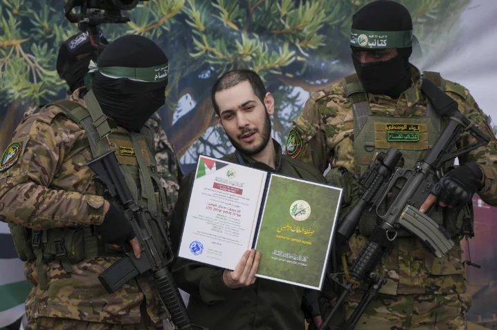 Israek menunda pembebasan
