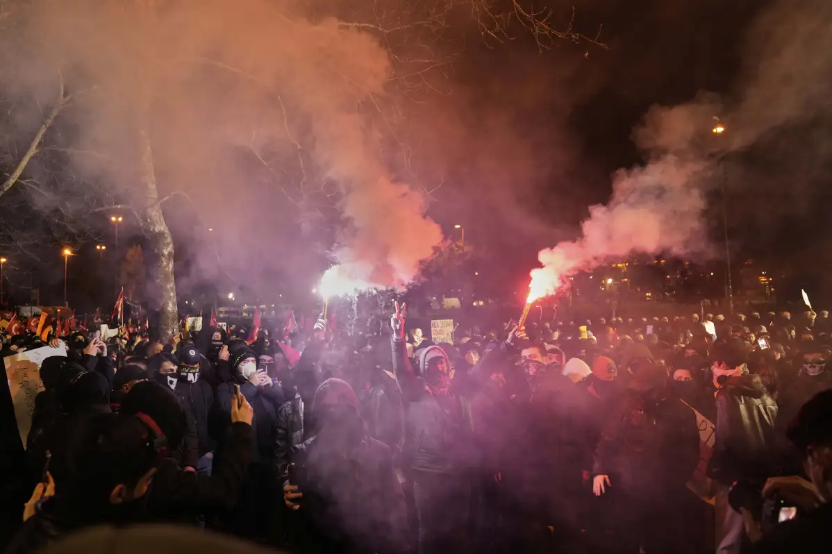 Unjuk Rasa di Istanbul