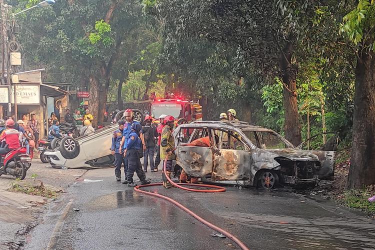 mobil polisi dibakar