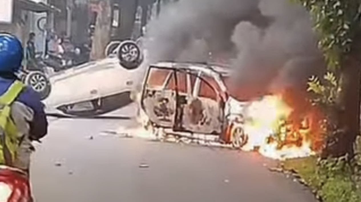 Mobil polisi dibakar