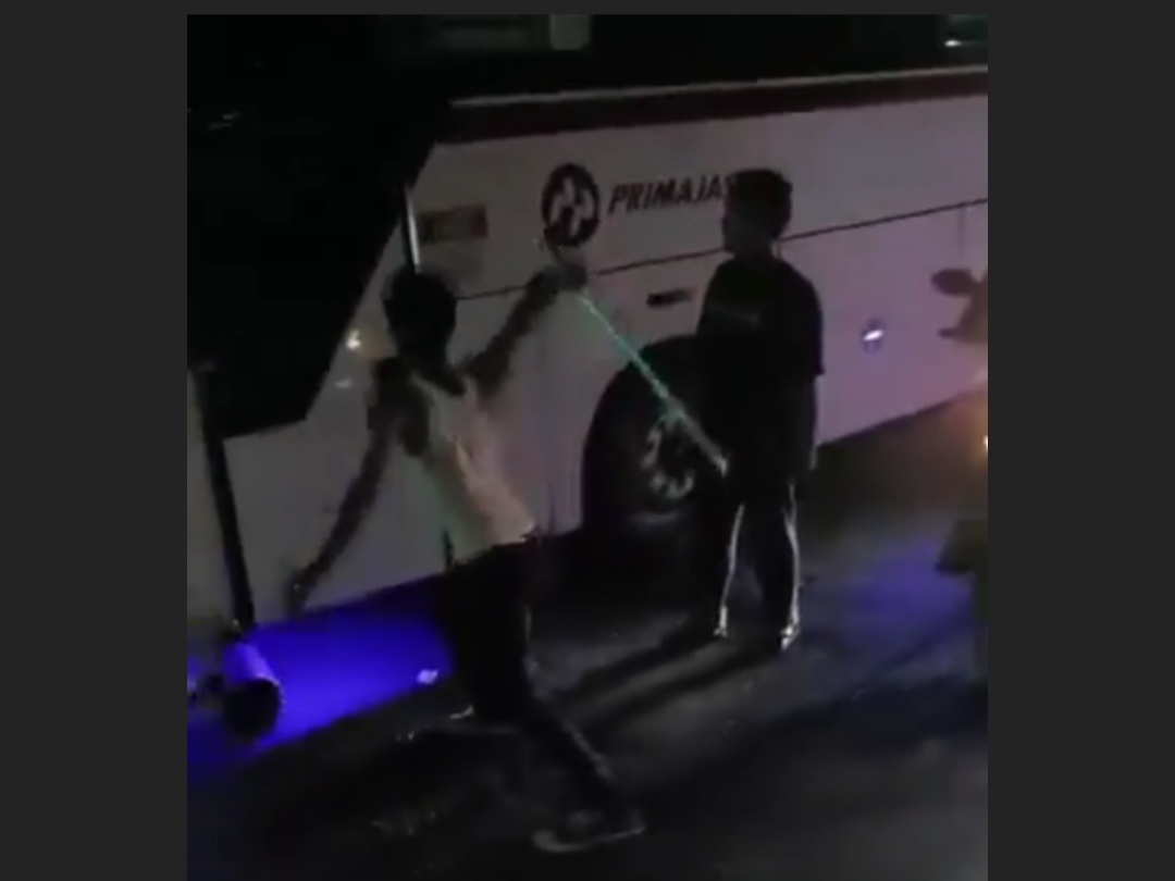 Pengamen pukuli bus