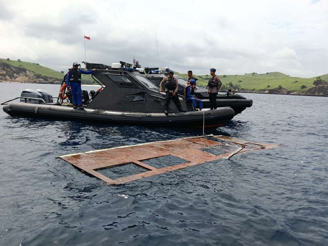 Kapal Wisata Phinisi Tenggelam